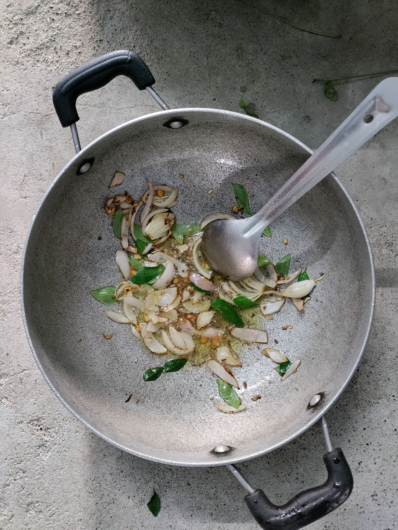 Saute d oignons et feuilles aromatiques facon curry, cuisine au combava