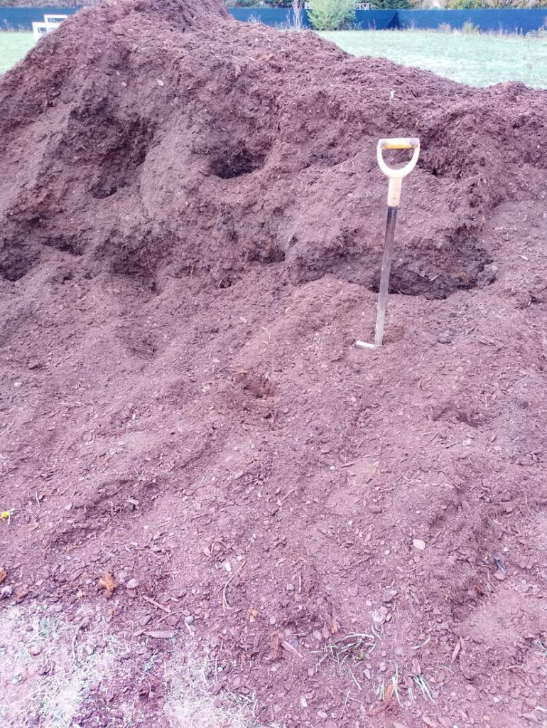 Tas de bonne terre et de terreau prêts pour la plantation d'agrumes